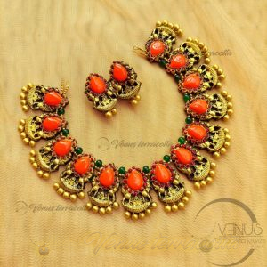 Necklace in shade Orange